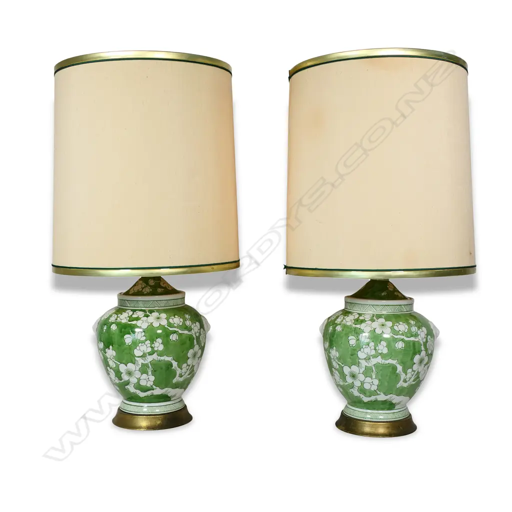 A pair of table lamps and shades, Image 1++